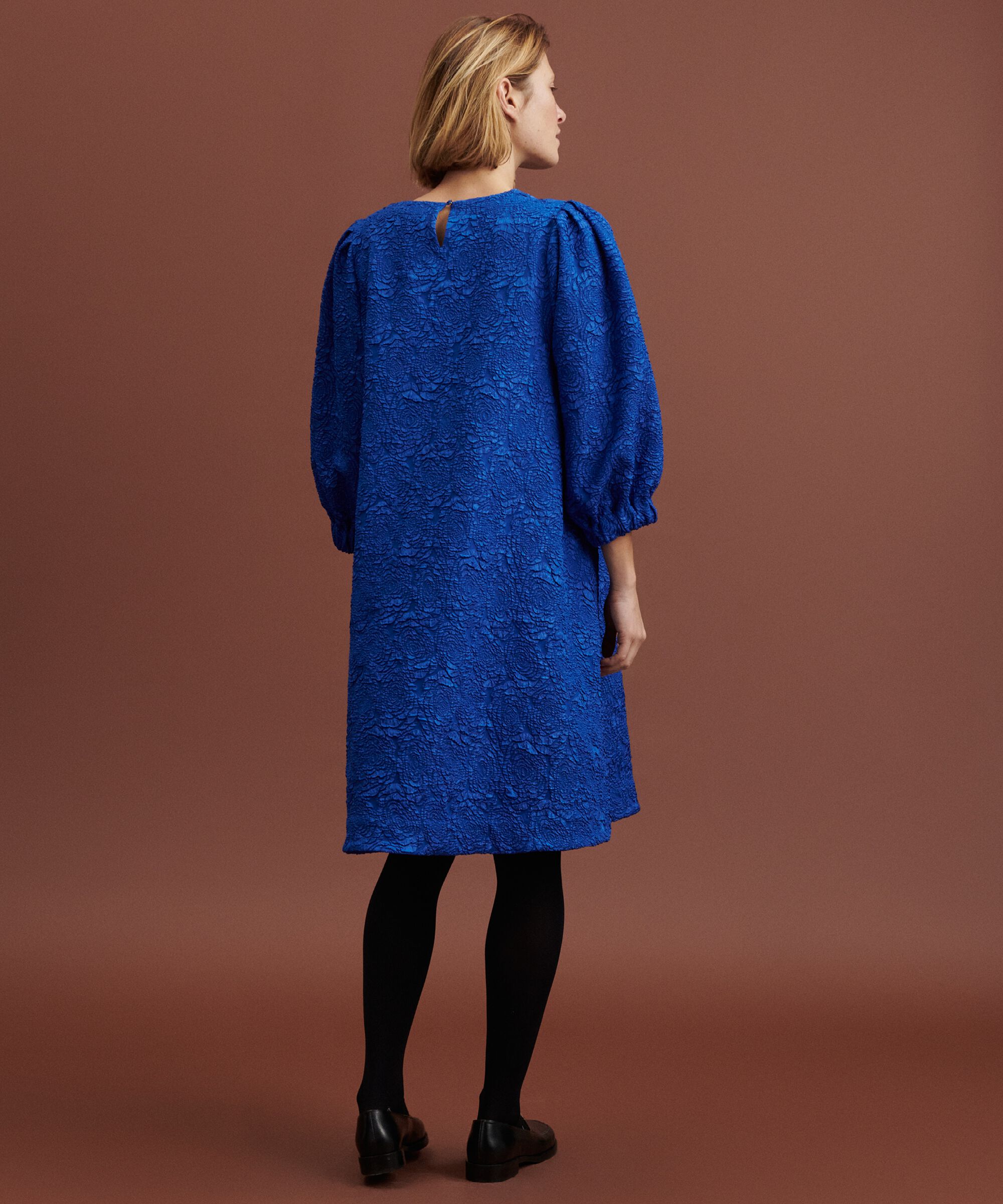 Nirisa Dress, Surf the web