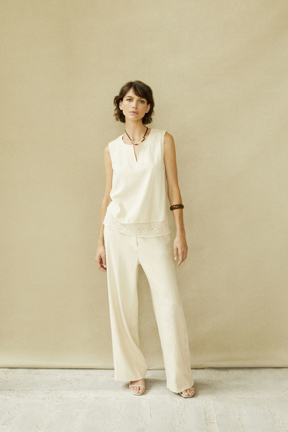 Elmiliana Top - Fog, Parask Trousers - Fog, Raimona Necklace - Gold, Raveira Bracelet - Sh. Chocolate